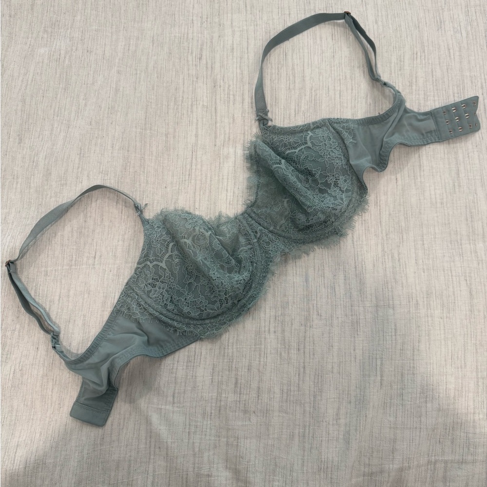 Victoria's Secret Lace Underwire Push Up Bra Without Padding in Dusty Blue